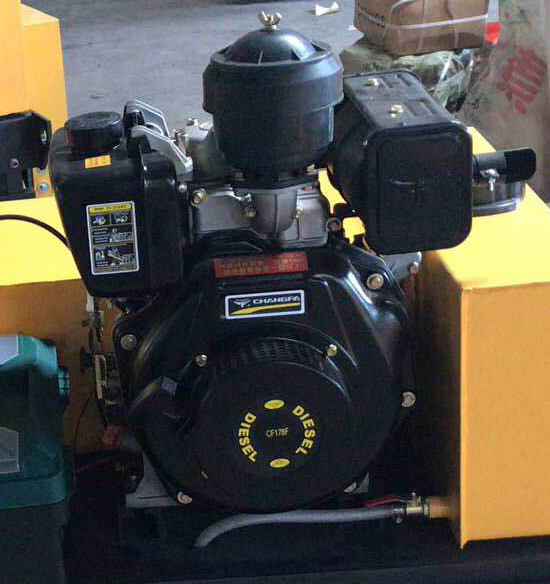 手扶式雙輪壓路機(jī)細(xì)節(jié)2