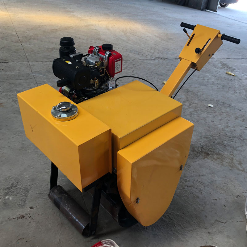 手扶式雙輪壓路機(jī)實(shí)物圖2